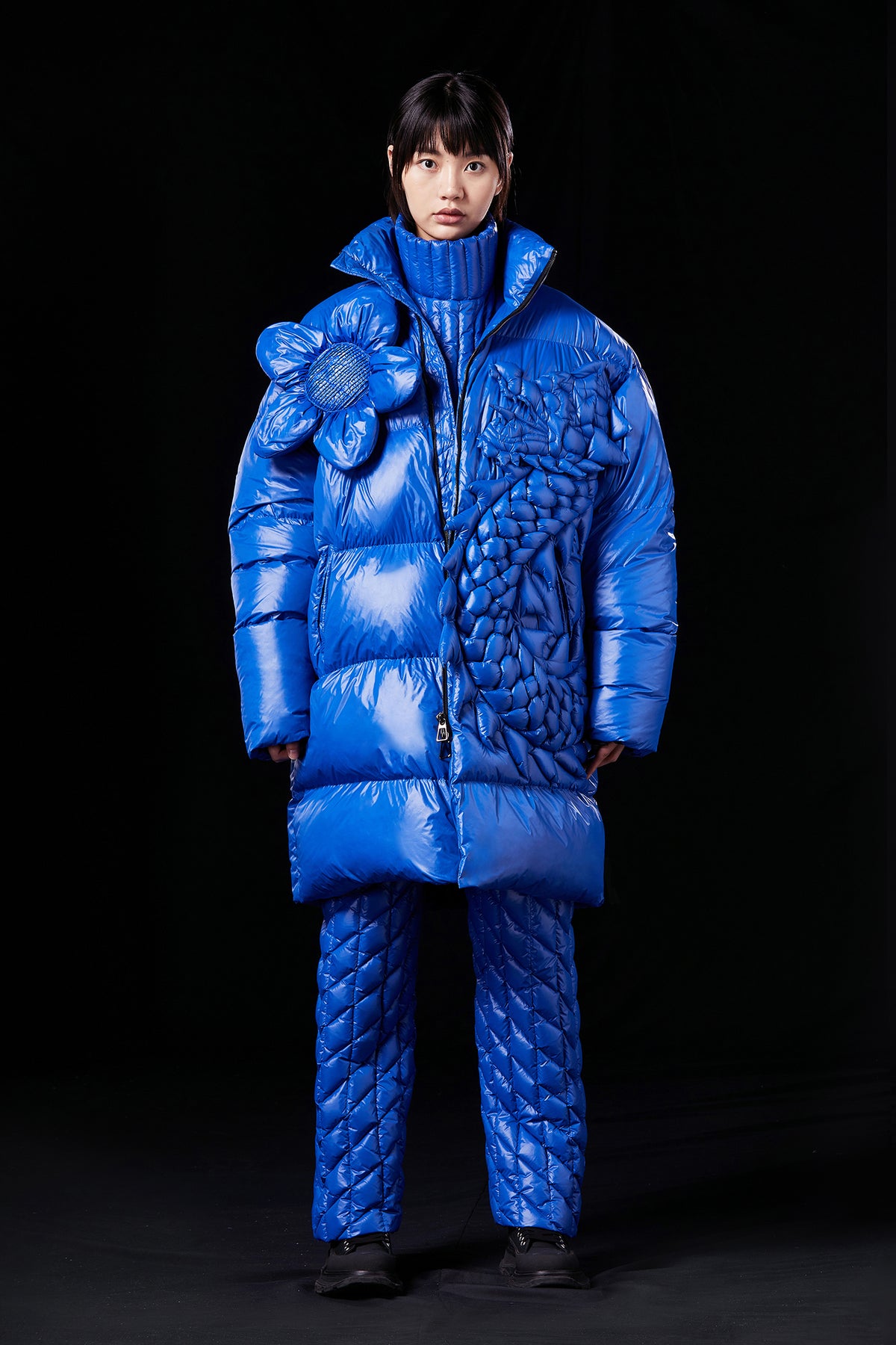 THE BLUE DRAGON TAKES OFF WITH COMPLEX WEAVING PROCESS OVERSIZED GOOSE DOWN JACKET
