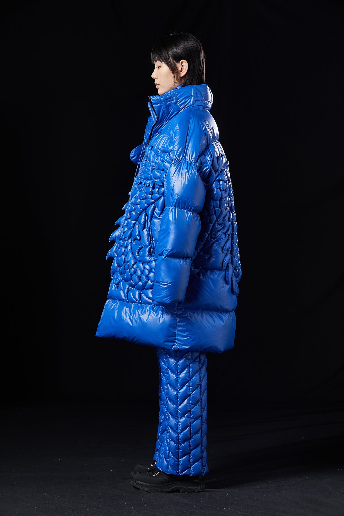 THE BLUE DRAGON TAKES OFF WITH COMPLEX WEAVING PROCESS OVERSIZED GOOSE DOWN JACKET