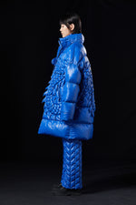 THE BLUE DRAGON TAKES OFF WITH COMPLEX WEAVING PROCESS OVERSIZED GOOSE DOWN JACKET