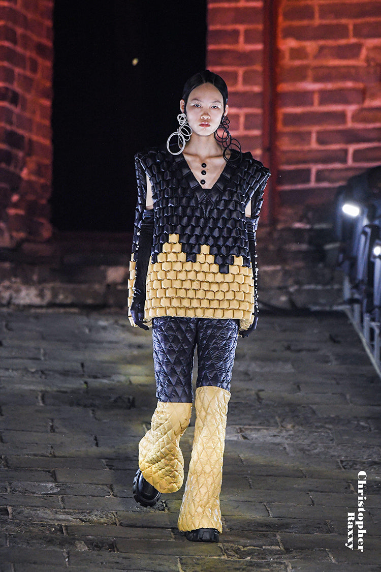 5-DIMENSIONAL KIRIN PATTERN STITCHING "MOUNTAIN" GOOSE DOWN VEST