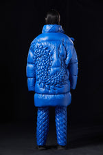 THE BLUE DRAGON TAKES OFF WITH COMPLEX WEAVING PROCESS OVERSIZED GOOSE DOWN JACKET